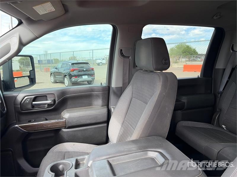 Chevrolet Silverado 2500HD 4x4 Crew Cab Pickup Otros
