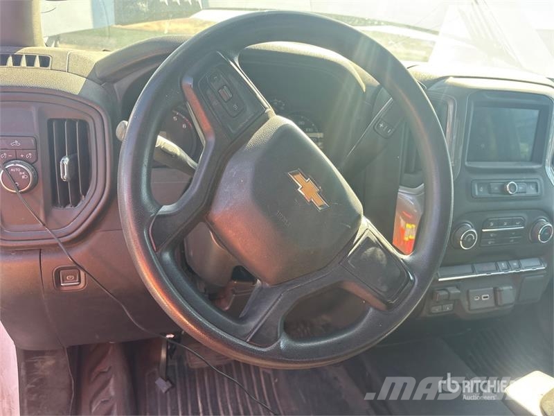 Chevrolet Silverado 2500 4x2 Crew Cab Utility Truck Prekucniki