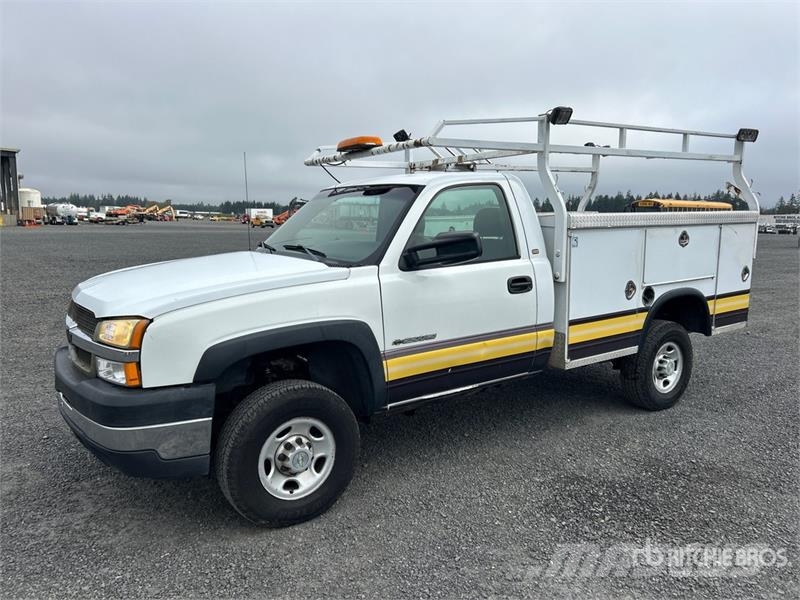 Chevrolet Silverado 2500HD 4x2 Utility Truck Vieglais kravas automobilis/izkraušana no sāniem
