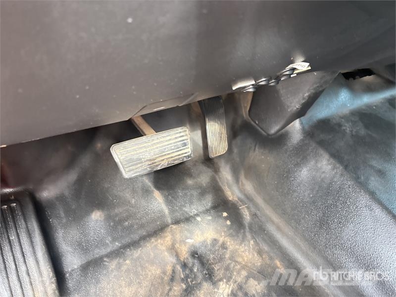 Chevrolet Silverado 2500HD Vieglais kravas automobilis/izkraušana no sāniem