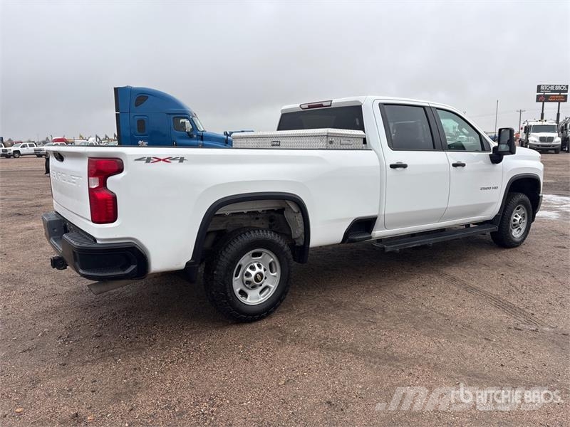 Chevrolet Silverado 2500HD 4x4 Crew Cab Pickup Diger