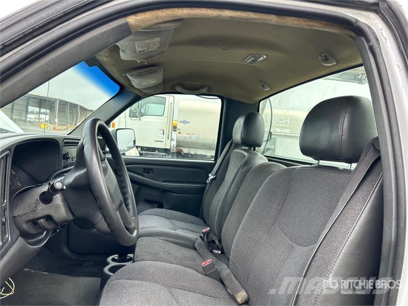 Chevrolet Silverado 2500HD 4x2 Utility Truck Vieglais kravas automobilis/izkraušana no sāniem