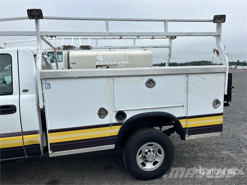 Chevrolet Silverado 2500HD 4x2 Utility Truck Vieglais kravas automobilis/izkraušana no sāniem