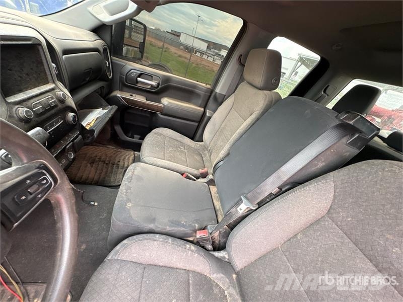 Chevrolet Silverado 2500HD Z71 4x4 Extended Cab Pickup Outro