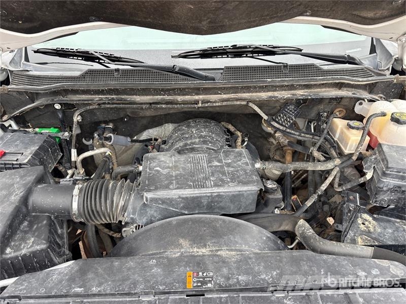 Chevrolet Silverado 2500HD 4x4 Crew Cab Pickup Diger