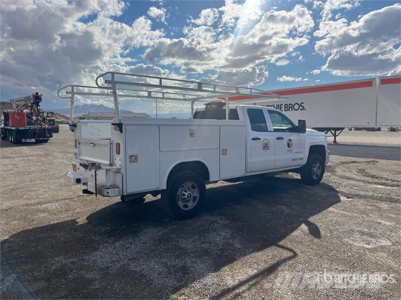 Chevrolet Silverado 2500HD 4x4 Crew Cab Utility Truck Prekucniki