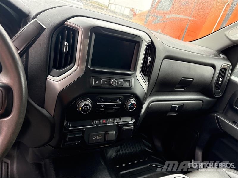 Chevrolet Silverado 2500HD 4x4 Crew Cab Pickup Diger