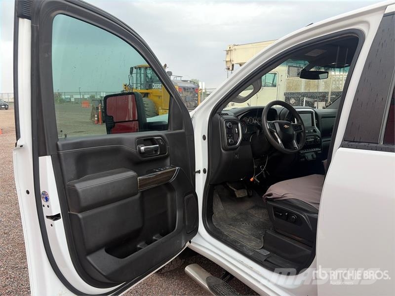 Chevrolet Silverado 2500HD 4x2 Crew Cab Pickup Andere Transporter