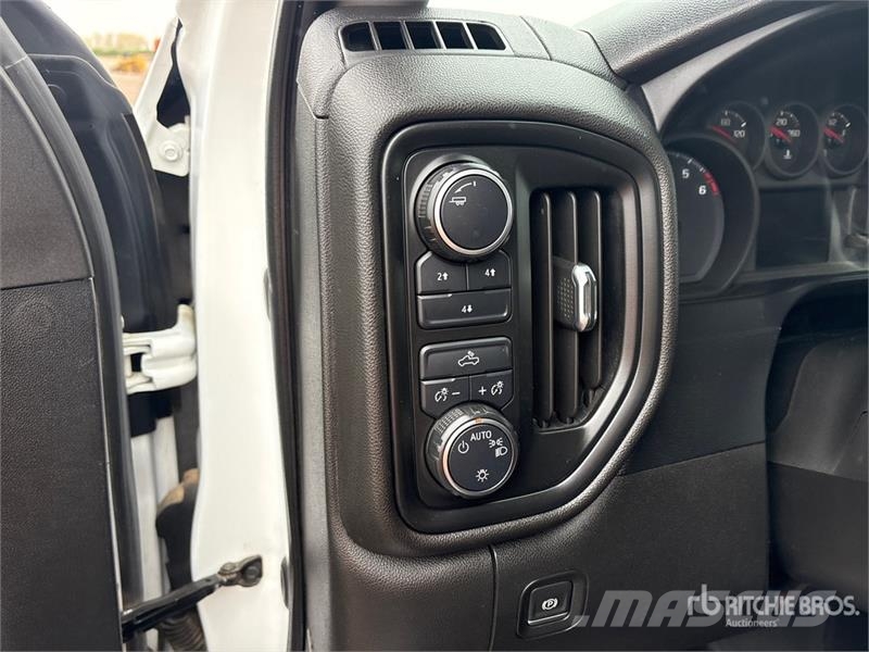 Chevrolet Silverado 2500HD 4x4 Crew Cab Pickup Diger