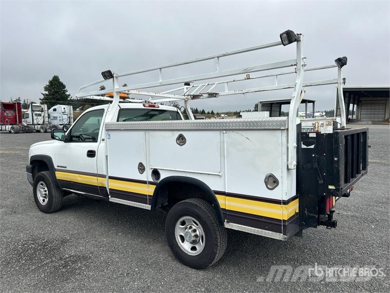Chevrolet Silverado 2500HD 4x2 Utility Truck Vieglais kravas automobilis/izkraušana no sāniem