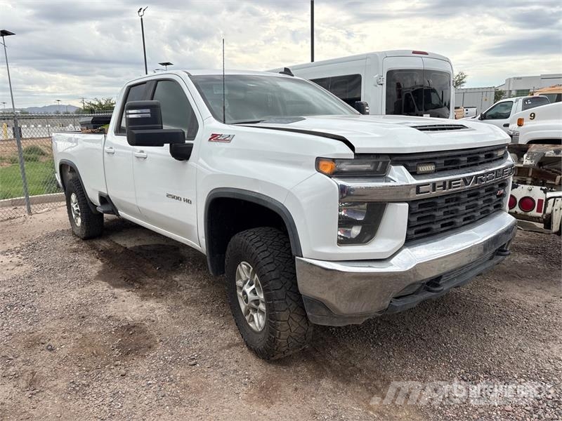 Chevrolet Silverado 2500HD Z71 4x4 Extended Cab Pickup Outro