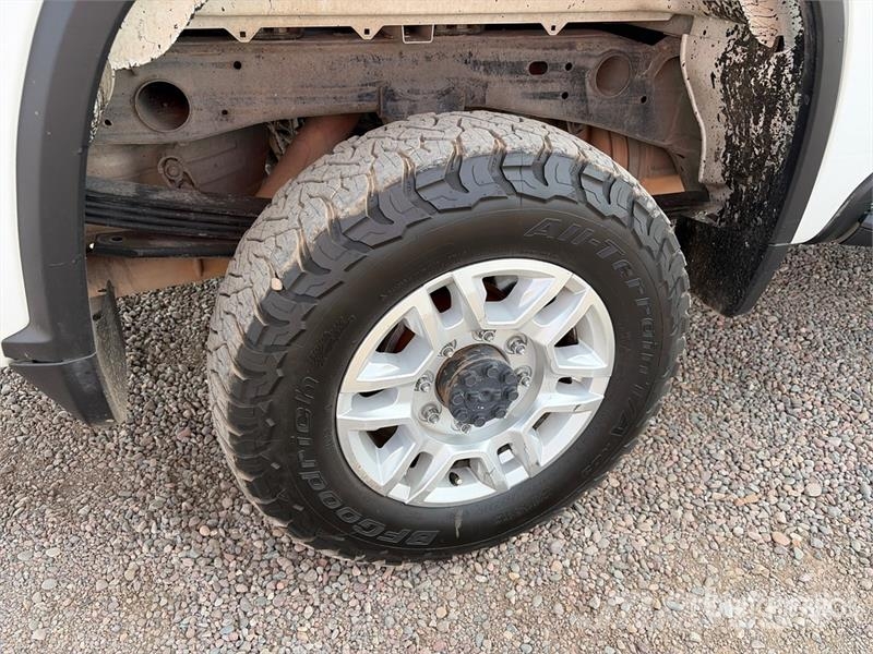 Chevrolet Silverado 2500HD 4x4 Crew Cab Pickup Otros