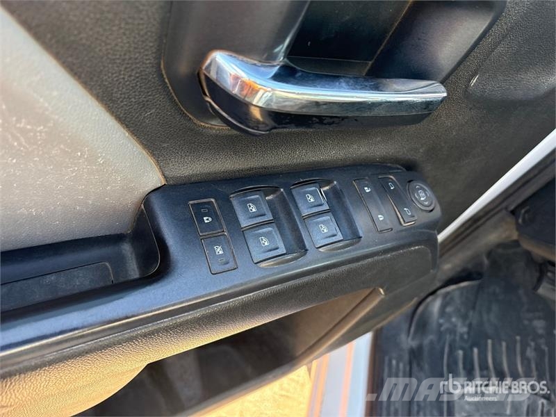 Chevrolet Silverado 2500HD شاحنات مسطحة/مفصلية الجوانب