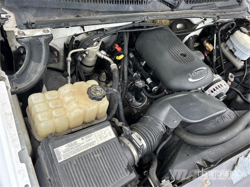 Chevrolet Silverado 2500HD 4x2 Utility Truck Vieglais kravas automobilis/izkraušana no sāniem