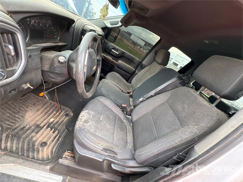 Chevrolet Silverado 2500HD Z71 4x4 Extended Cab Pickup Outro