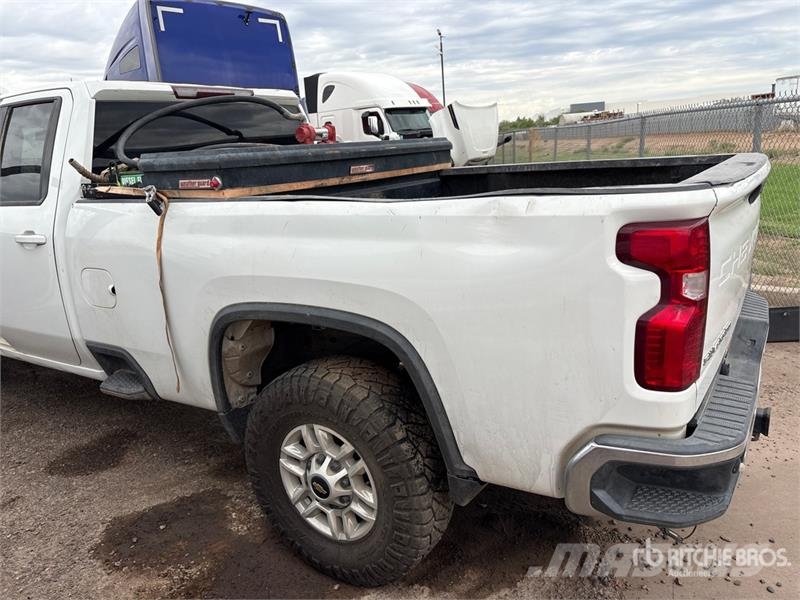 Chevrolet Silverado 2500HD Z71 4x4 Extended Cab Pickup Outro