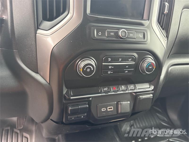 Chevrolet Silverado 2500HD 4x4 Crew Cab Pickup Diger