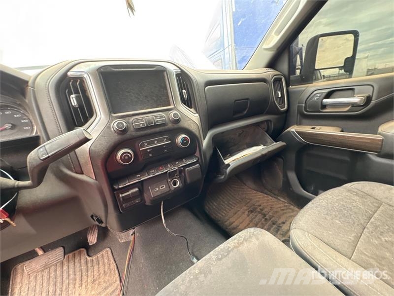 Chevrolet Silverado 2500HD Z71 4x4 Extended Cab Pickup Outro