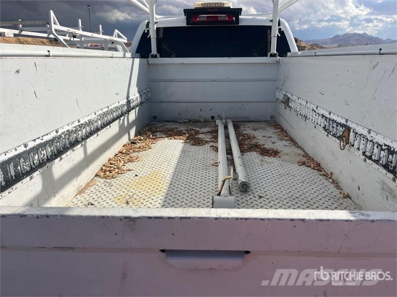 Chevrolet Silverado 2500HD 4x4 Crew Cab Utility Truck Prekucniki