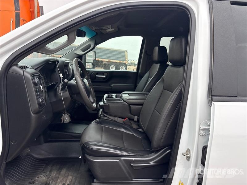 Chevrolet Silverado 2500HD 4x4 Crew Cab Pickup Diger