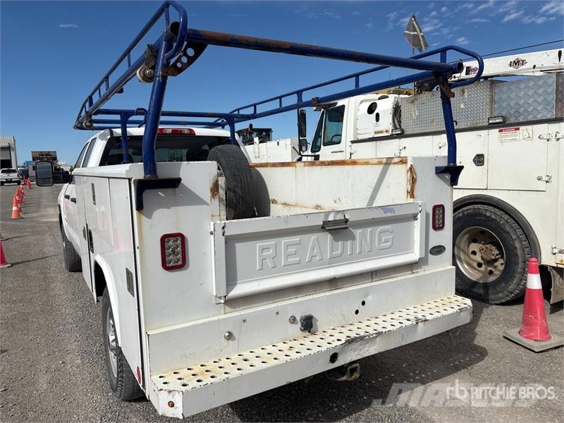 Chevrolet Silverado 2500HD Extended Cab Utility Truck Пикапи