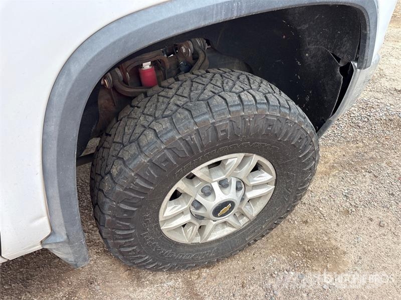Chevrolet Silverado 2500HD Z71 4x4 Extended Cab Pickup Outro