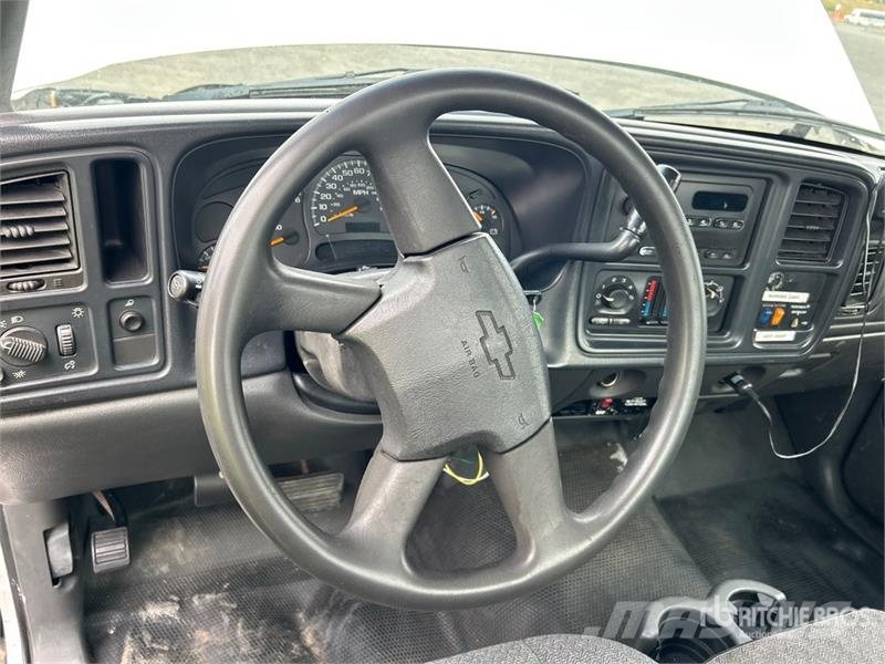 Chevrolet Silverado 2500HD 4x2 Utility Truck Vieglais kravas automobilis/izkraušana no sāniem