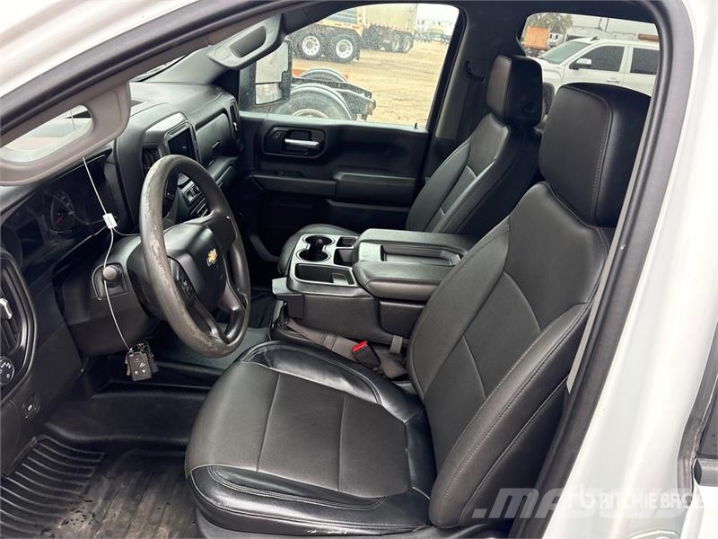 Chevrolet Silverado 2500HD 4x4 Crew Cab Pickup Diger