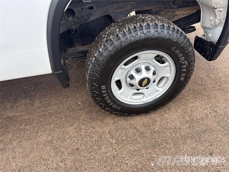 Chevrolet Silverado 2500HD 4x4 Crew Cab Pickup Diger