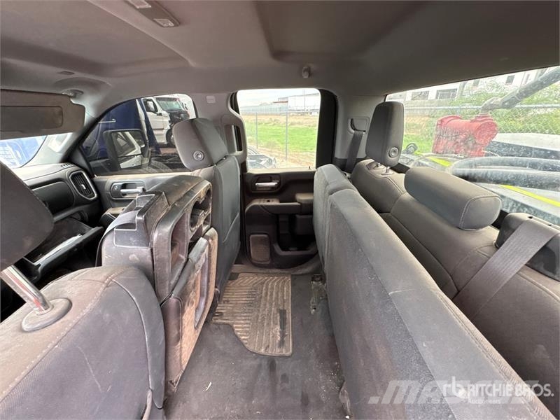 Chevrolet Silverado 2500HD Z71 4x4 Extended Cab Pickup Outro