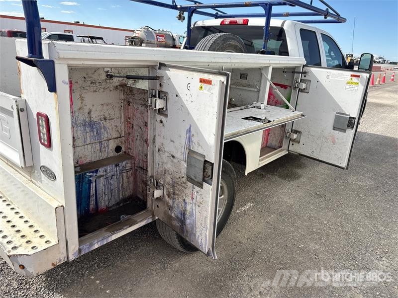 Chevrolet Silverado 2500HD Extended Cab Utility Truck Пикапи