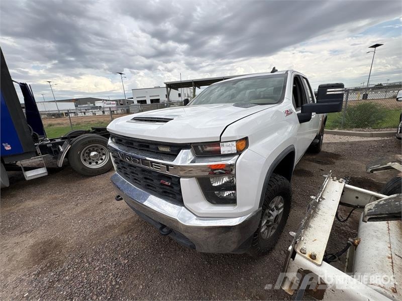 Chevrolet Silverado 2500HD Z71 4x4 Extended Cab Pickup Outro