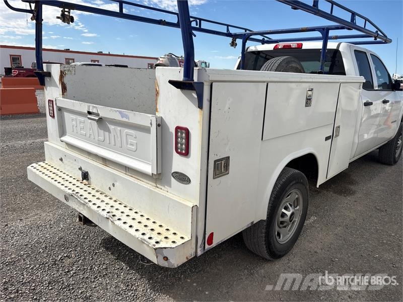 Chevrolet Silverado 2500HD Extended Cab Utility Truck Пикапи