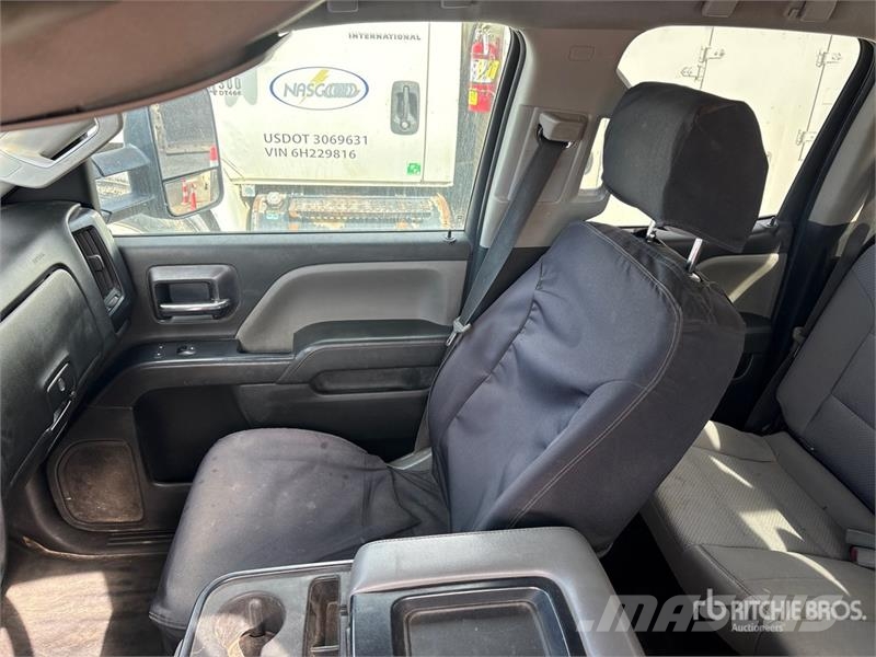 Chevrolet Silverado 2500HD Extended Cab Utility Truck Пикапи