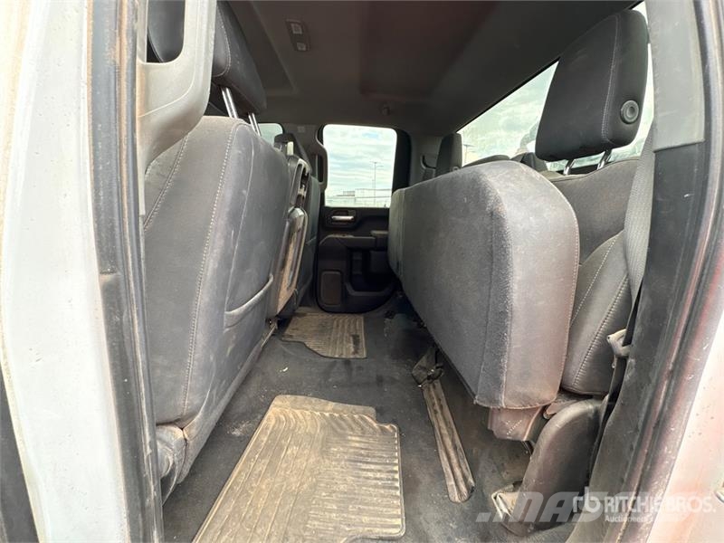 Chevrolet Silverado 2500HD Z71 4x4 Extended Cab Pickup Outro