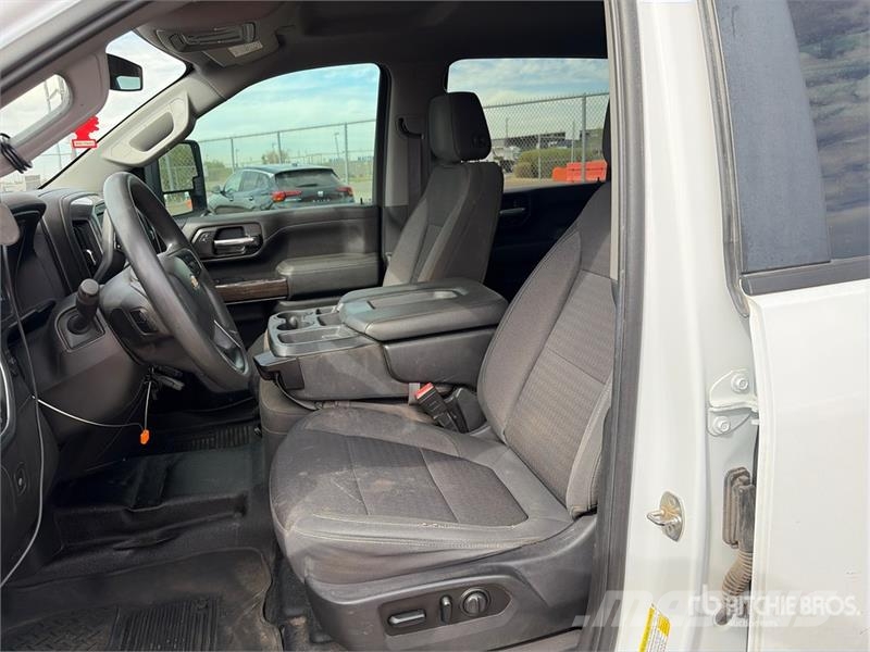 Chevrolet Silverado 2500HD 4x4 Crew Cab Pickup Otros