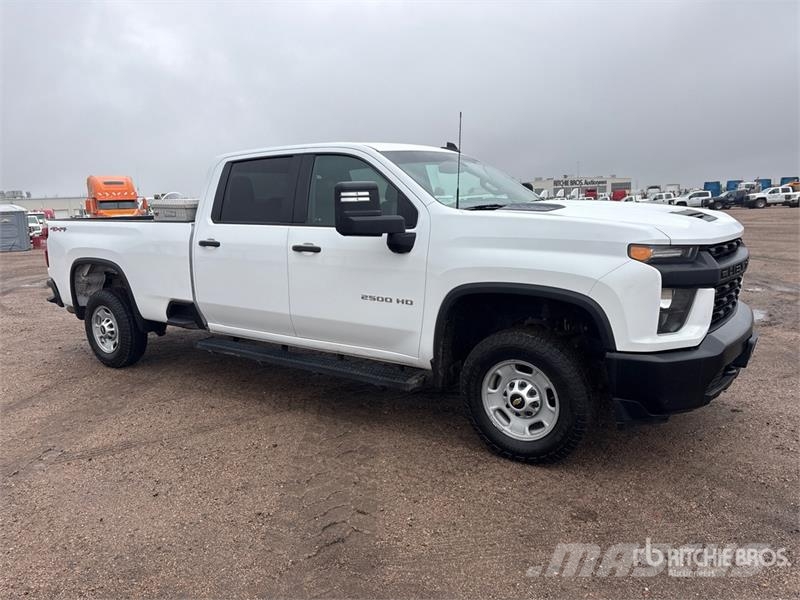 Chevrolet Silverado 2500HD 4x4 Crew Cab Pickup Diger