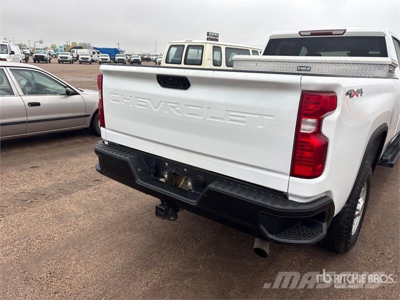 Chevrolet Silverado 2500HD 4x4 Crew Cab Pickup Diger
