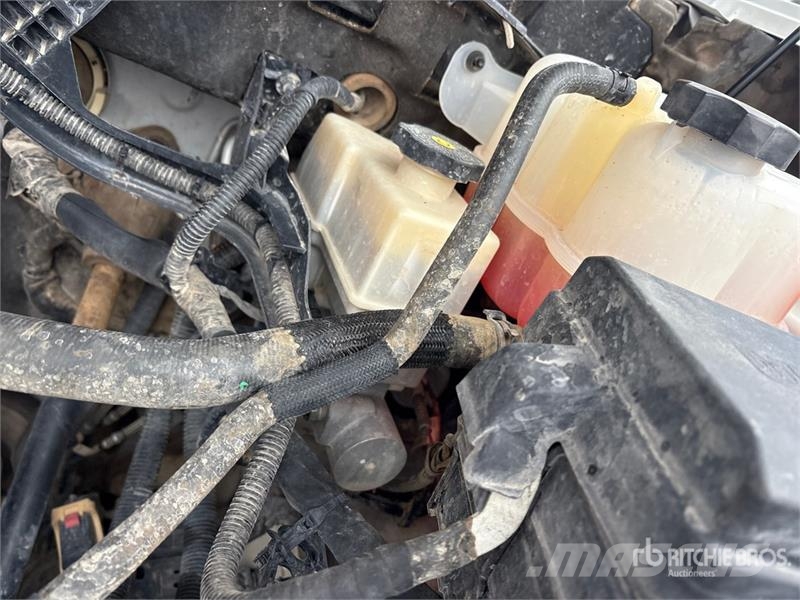 Chevrolet Silverado 2500HD 4x4 Crew Cab Pickup Diger