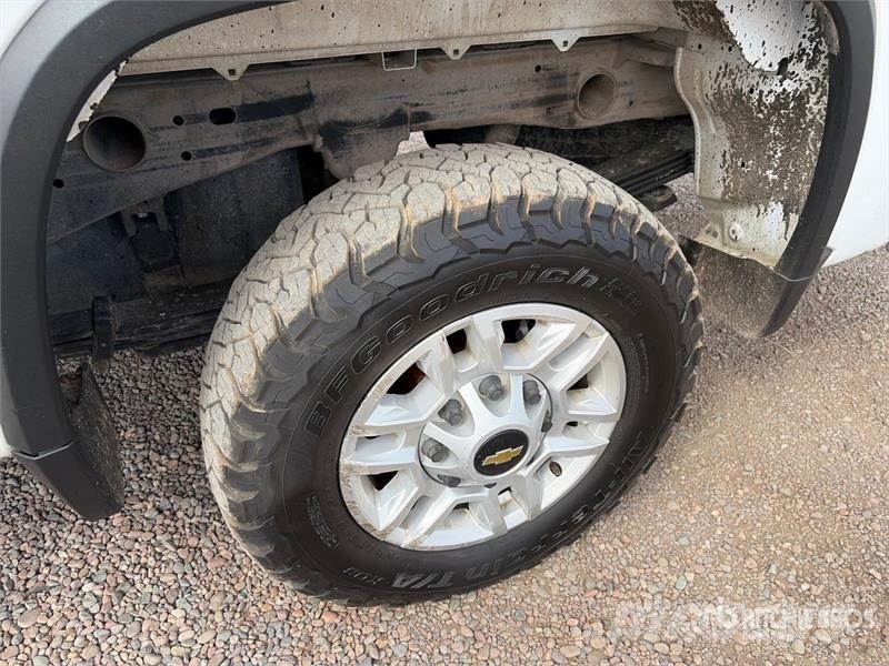 Chevrolet Silverado 2500HD 4x4 Crew Cab Pickup Otros