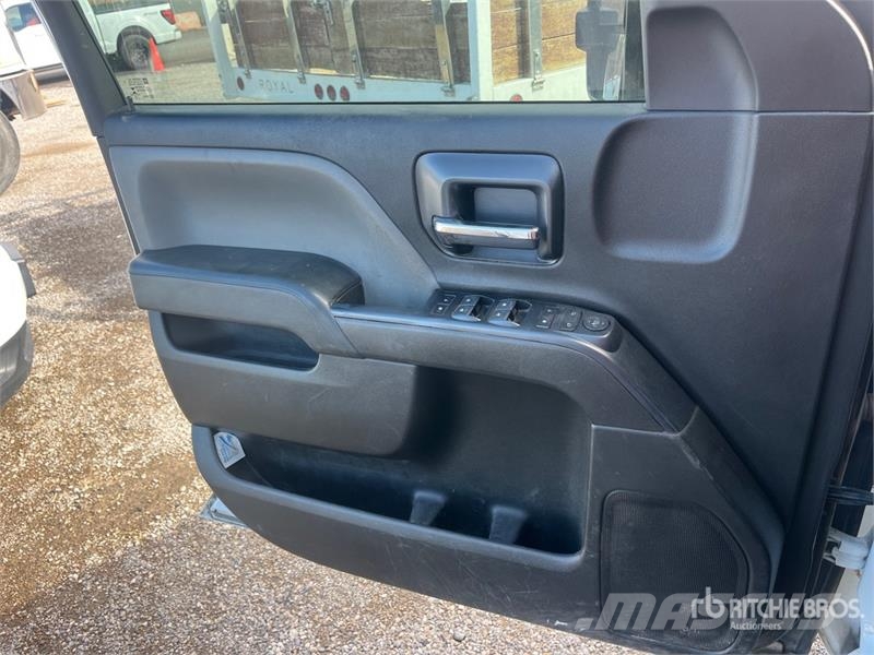 Chevrolet Silverado 2500HD 4x4 Crew Cab Utility Truck Prekucniki