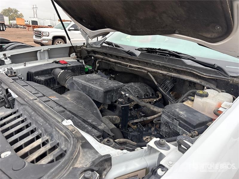 Chevrolet Silverado 2500HD 4x4 Crew Cab Pickup Diger