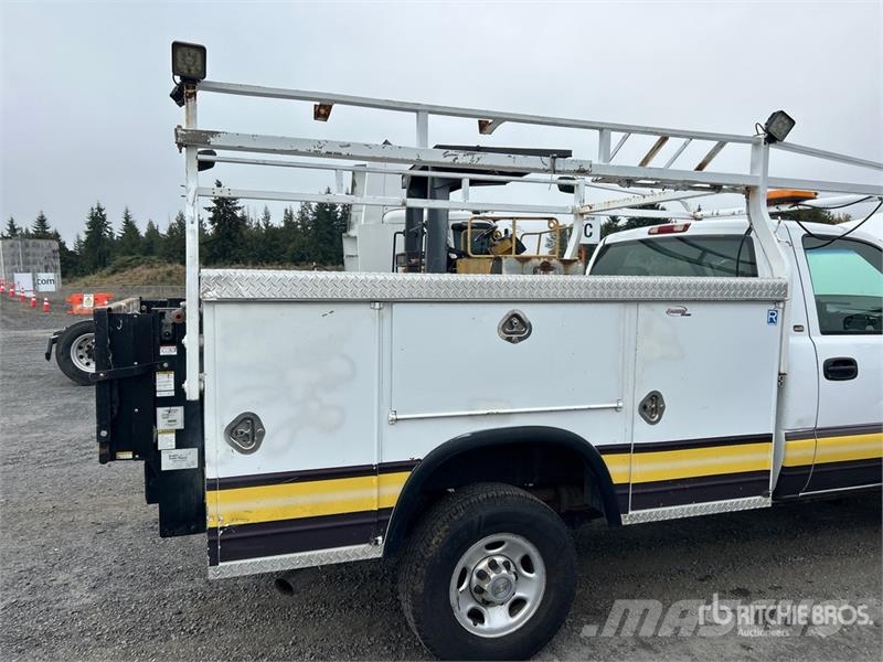 Chevrolet Silverado 2500HD 4x2 Utility Truck Vieglais kravas automobilis/izkraušana no sāniem
