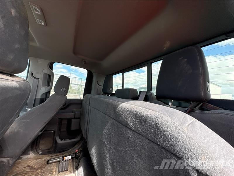 Chevrolet Silverado 2500 HD Custom 4x4 Extended Cab Pickup Drugi