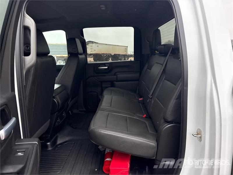 Chevrolet Silverado 2500HD 4x4 Crew Cab Pickup Diger