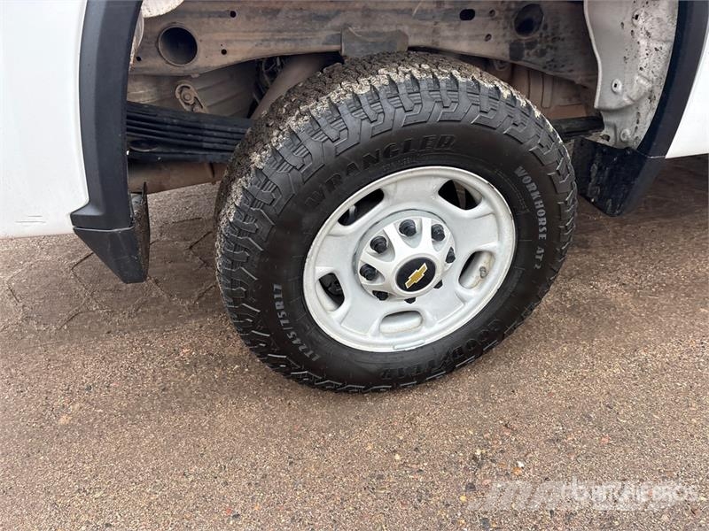 Chevrolet Silverado 2500HD 4x4 Crew Cab Pickup Diger