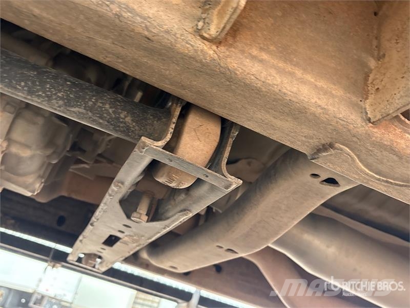 Chevrolet Silverado 2500HD 4x4 Crew Cab Pickup Diger
