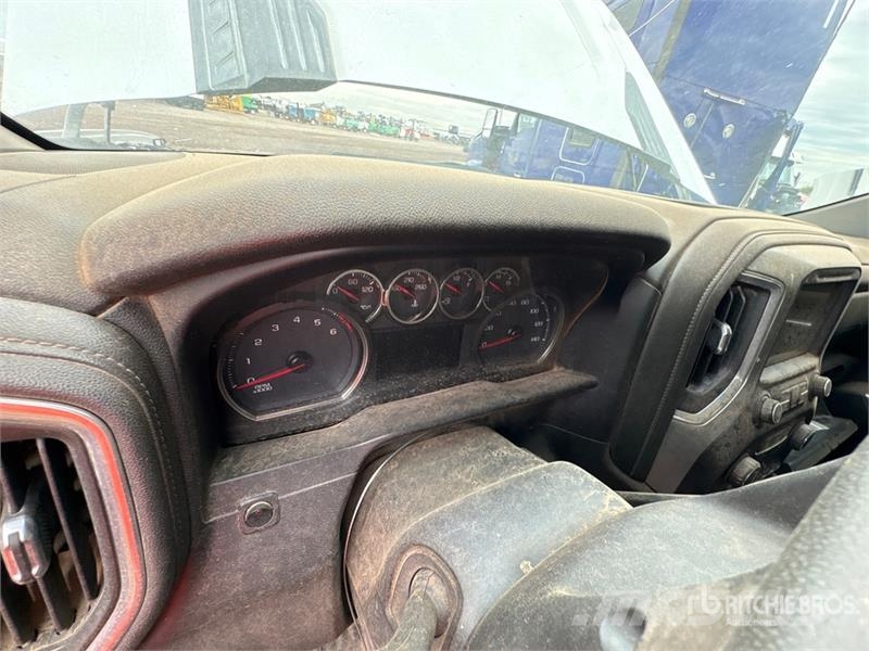 Chevrolet Silverado 2500HD Z71 4x4 Extended Cab Pickup Outro