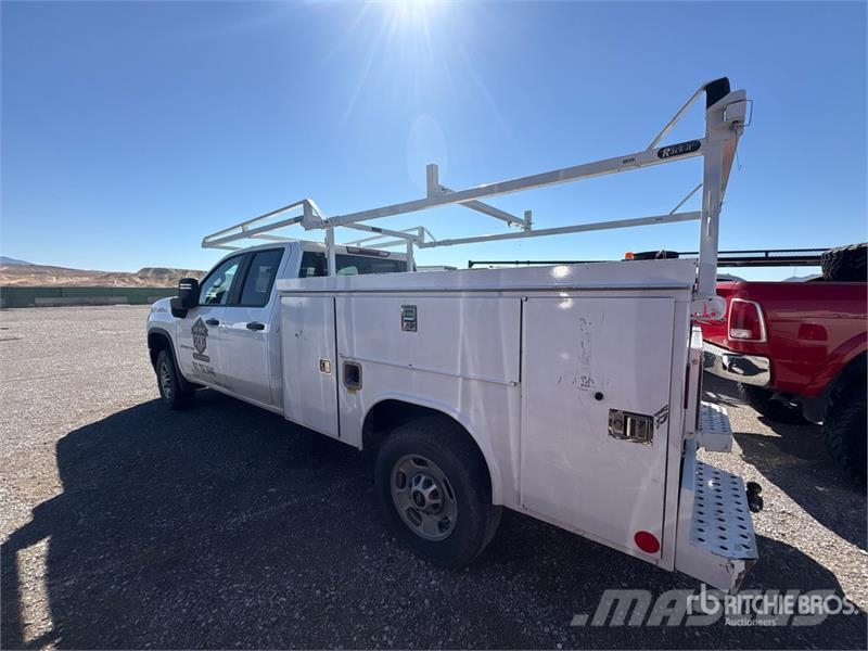 Chevrolet Silverado 2500 4x2 Crew Cab Utility Truck Prekucniki