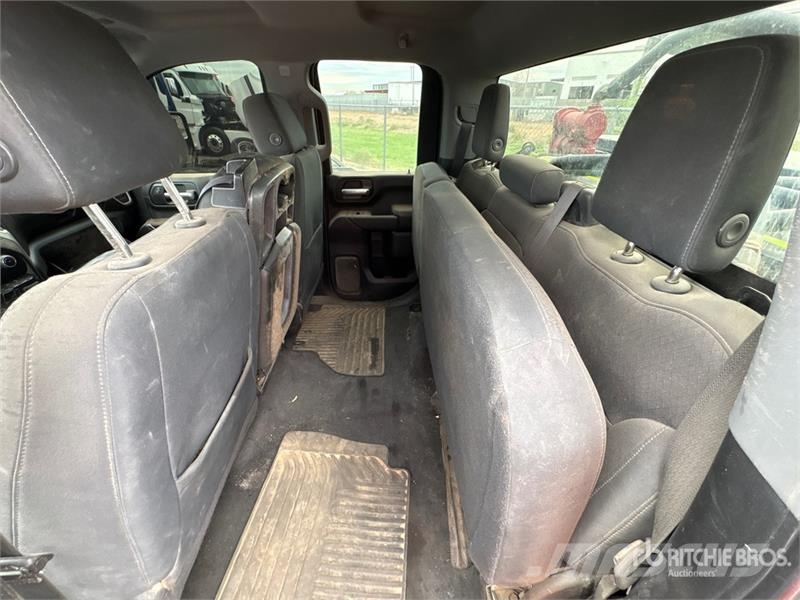 Chevrolet Silverado 2500HD Z71 4x4 Extended Cab Pickup Outro